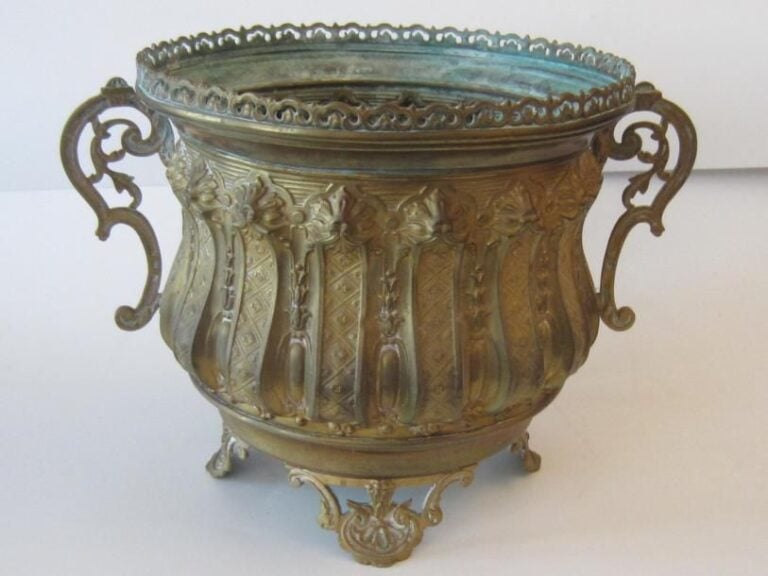 Paire de cache-pots en cuivre doré