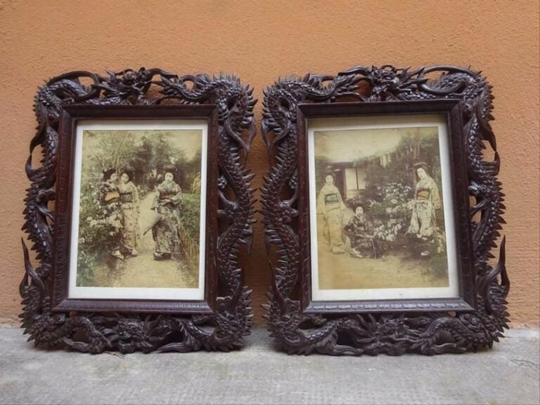 PAIRE DE CADRES EN BOIS SCULPTE A DECOR DE DRAGONS A TROIS GRIFFES Japon, Ere Meiji, Epoque fin du XIXe siècle Conçus en miroi