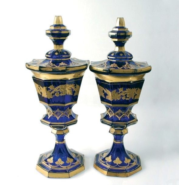 Paire de calices couverts en cristal bleu taillé à côtes plates, décoré de rinceaux feuillagés, de losanges quadrillés et de filets doré