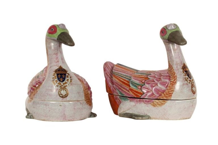 PAIRE DE CANARDS formant terrines en porcelaine émaillée dans le goût de la «palette mandarine»