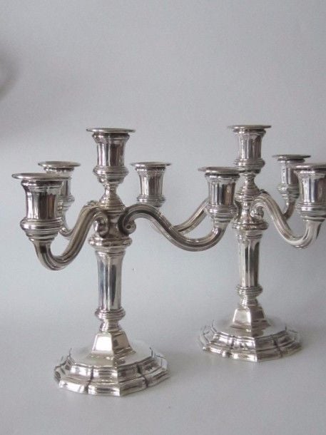 Paire de candélabres à 3 branches et 4 feux en argent de style Transition Louis XV/Louis XVI ; sur des bases à filets contours fourrée