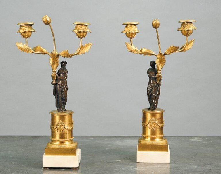 Paire de candélabres à deux lumières, en bronze ciselé et doré ou patin