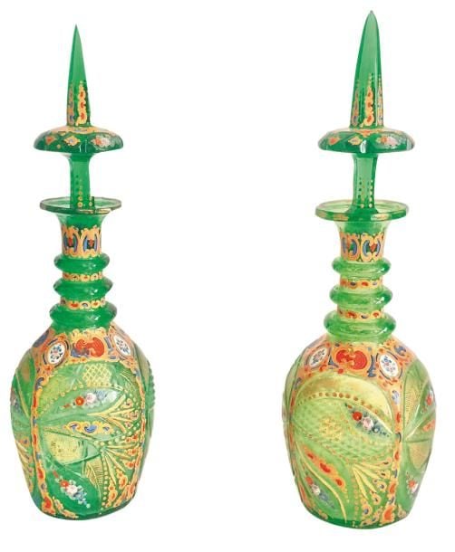 * Paire de carafes balustres en cristal vert