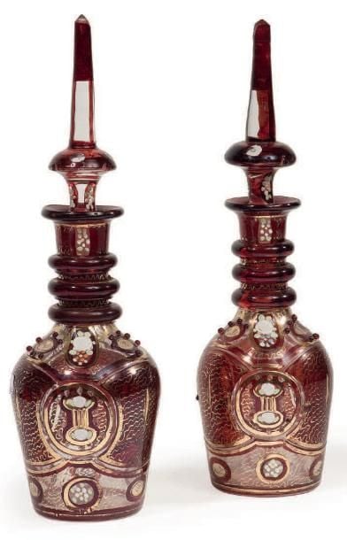 * Paire de carafes en cristal de couleur rubis