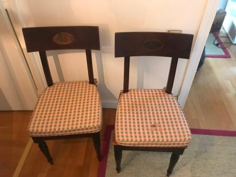 Paire de chaises à dossier barrettes en placage d'acajou
