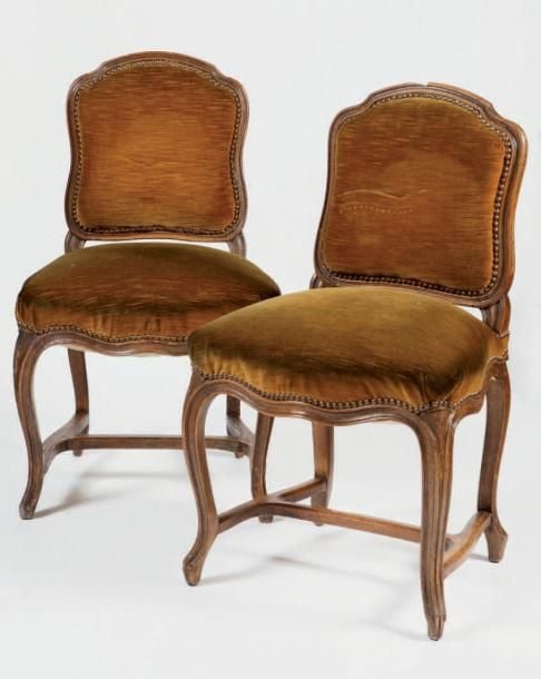 Paire de chaises à dossier plat, en hêtre sculpt