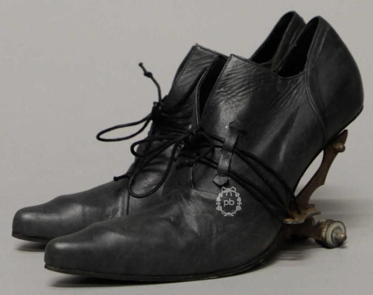 PAIRE de CHAUSSURES à lacet et bouts pointus en cuir noir agrémentée d'un talon en métal figurant une paire de roues (P7)