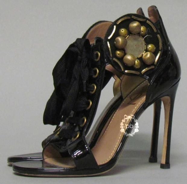 PAIRE de CHAUSSURES à lacets et hauts talons ajourées sur les côtés en cuir verni noir agrémentée d'un ornement sur la cheville (P37 it)