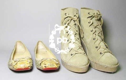 PAIRE de CHAUSSURES à lacets montantes en daim ciment agrémentée d'une semelle compensée en crêpe (P39) (très bon état