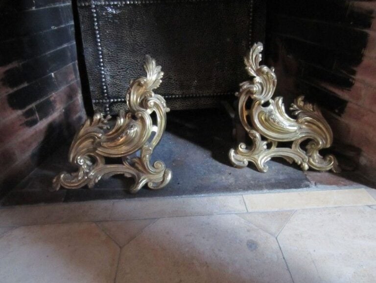Paire de chenets de style Louis XV en bronze doré