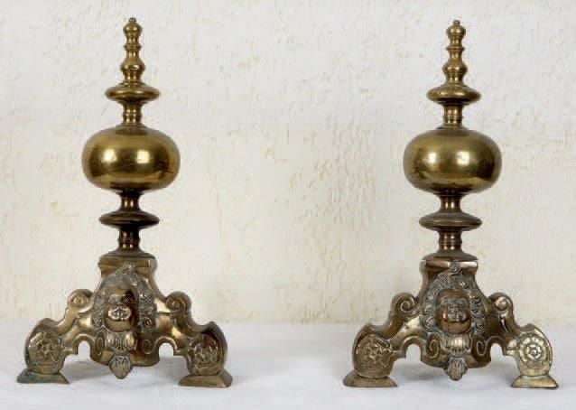 Paire de chenets dits aux marmousets en bronz