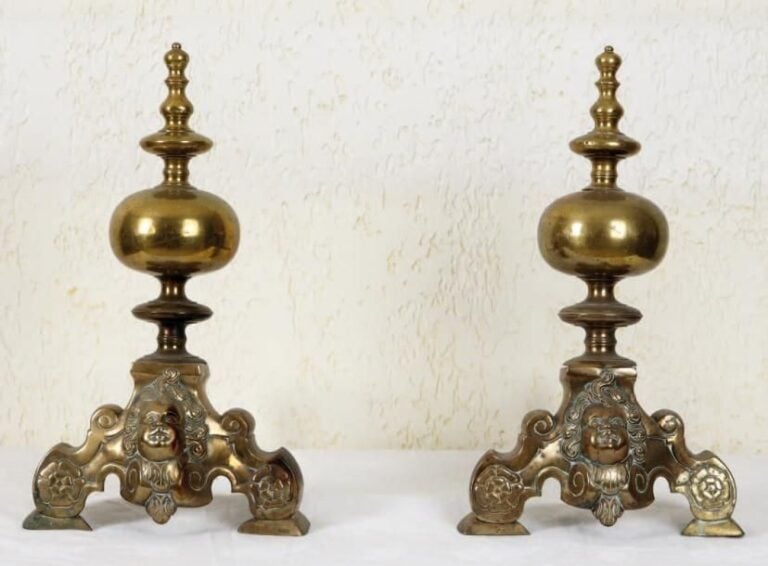 Paire de chenets dits aux marmousets en bronz
