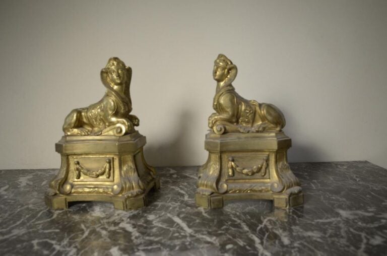Paire de chenets en bronze doré à décor de sphinge