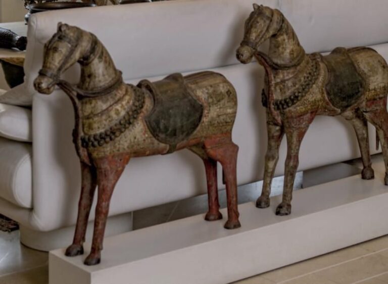 Paire de chevaux de temple Bois polychrome, fixés sur un socle commun Inde, Gujarat, XVIIIe-XIXe siècle