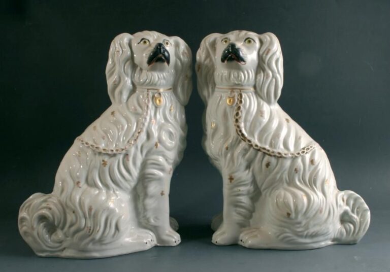 Paire de chiens anglais en porcelaine (craquelures d'origine