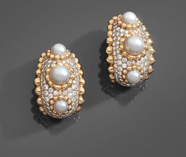•Paire de CLIPS d'OREILLES «Baroque» en or jaune (750‰) perlé, orné de trois perles de culture blanches, pavé de diamants taille brillan