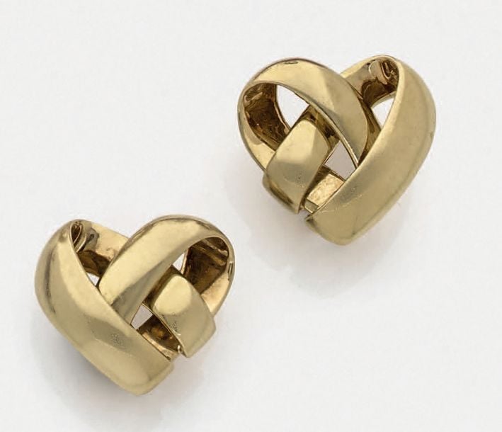 PAIRE de CLIPS D'OREILLES «coeur» en or jaune (750 millièmes) ajouré à motifs de bandes entrelacée