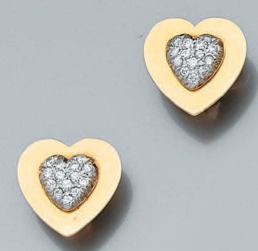 Paire de CLIPS D'OREILLES «coeurs» en or jaune et or gris sertis d'un pavage bombé de diamants taille brillan