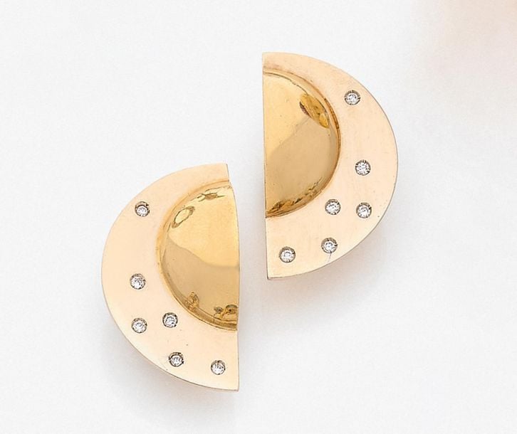 •Paire de CLIPS d'OREILLES «demi-cercle» en or jaune et or gris (750‰) partiellement bombé, parsemé de diamants taille brillan