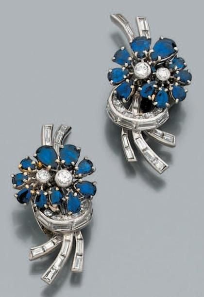 PAIRE DE CLIPS D'OREILLES en or gris «bouquets de fleurs» serti de saphirs piriformes et diamants taille brillant et baguette
