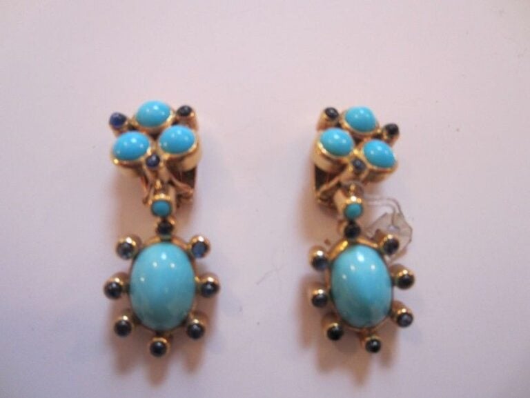 PAIRE DE CLIPS D'OREILLES en or jaune articulé serti de turquoises et de saphirs cabochon