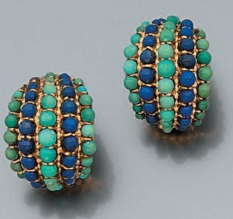 PAIRE de CLIPS D'OREILLES en or jaune bombé serti d'alignements de turquoises et lapis lazuli alterné
