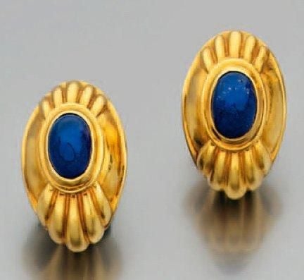 Paire de CLIPS D'OREILLES en or jaune partiellement godronné serti de lapis lazuli cabochons de forme oval