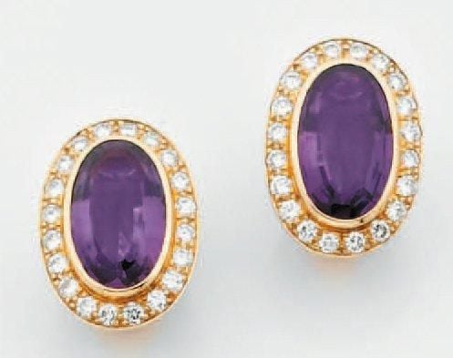 Paire de CLIPS D'OREILLES en or jaune serti d'améthystes de forme ovale entourées d'une ligne de diamants taille brillan