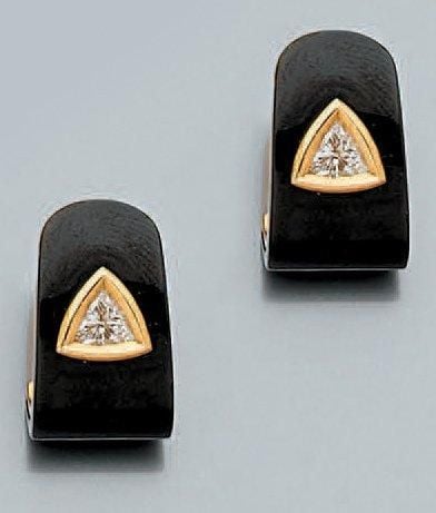 Paire de CLIPS D'OREILLES en or jaune serti d'onyx flanqué de deux diamants troïdias en serti clo