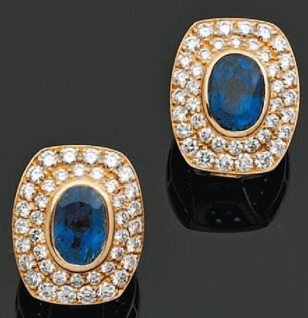 Paire de CLIPS D'OREILLES en or jaune serti de deux saphirs de forme ovale entourés de pavages de diamant