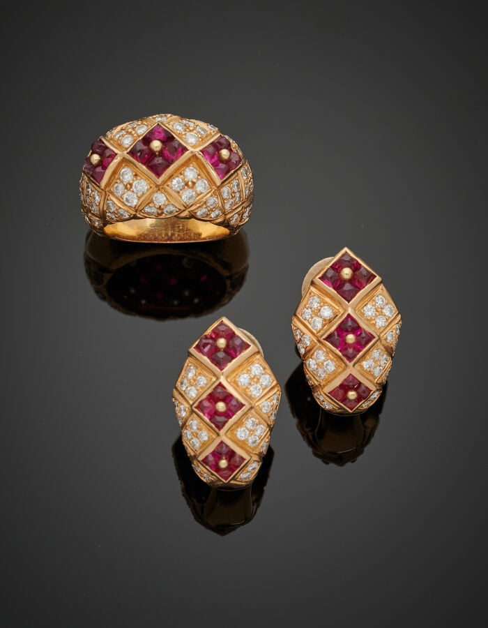 Paire de CLIPS d'OREILLES et BAGUE jonc en or jaune (750‰) à motif matelassé, p…