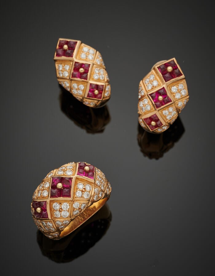 Paire de CLIPS d'OREILLES et BAGUE jonc en or jaune (750‰) à motif matelassé, p…