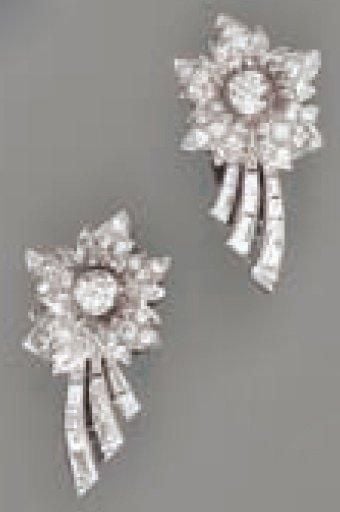 Paire de CLIPS D'OREILLES "étoiles filantes" en platine serti de diamants taille ancienne, 8/8 et baguette