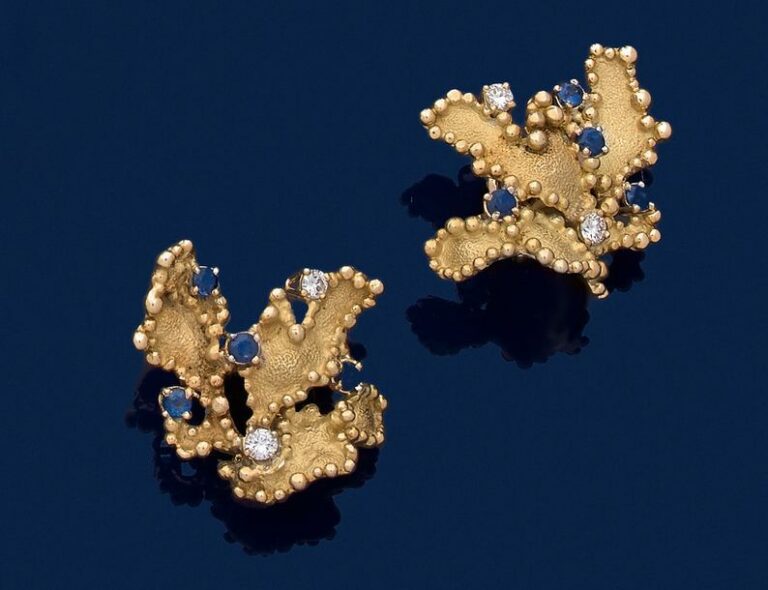 Paire de CLIPS d'OREILLES «feuilles» en or jaune (750 millièmes) perlé et amati, ponctué de deux diamants taille brillant et quatre saphir