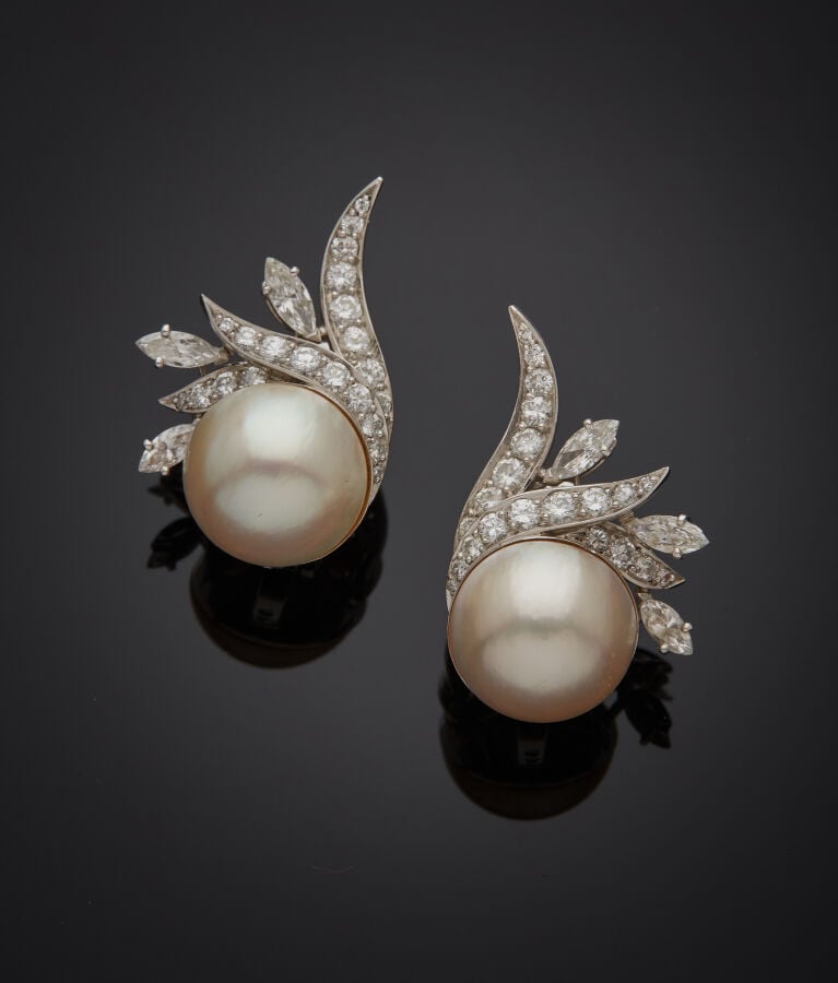 Paire de CLIPS d'OREILLES "flammes" en or gris (750‰) orné d'une perle mabé bla…