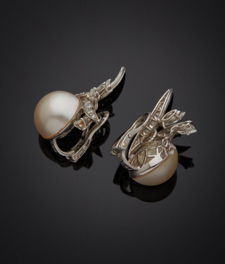 Paire de CLIPS d'OREILLES "flammes" en or gris (750‰) orné d'une perle mabé bla…