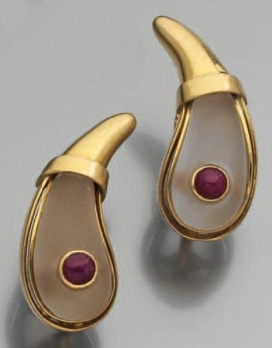 Paire de CLIPS d'OREILLES « gouttes » en or jaune serti de cristal de roche dépoli et d'un rubis cabocho
