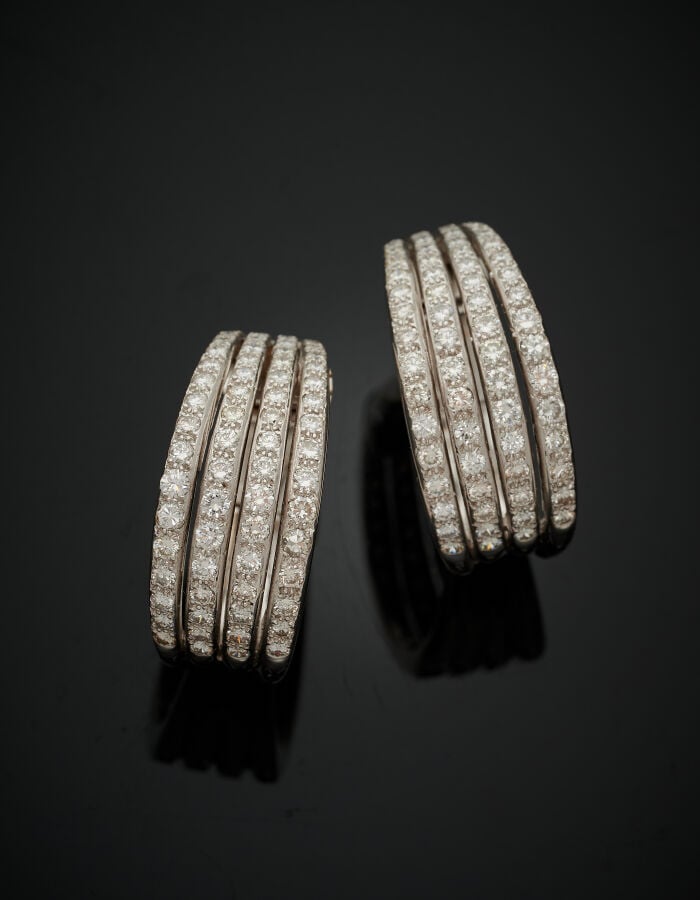 Paire de CLIPS d'OREILLES "larges créoles" en or gris (750‰) serti de quatre al…