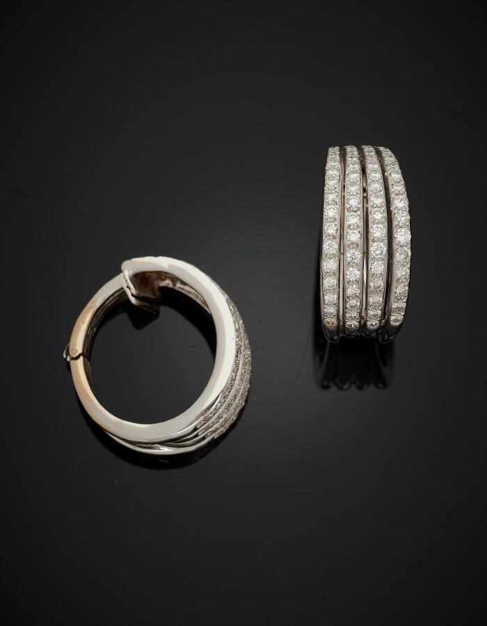 Paire de CLIPS d'OREILLES "larges créoles" en or gris (750‰) serti de quatre al…
