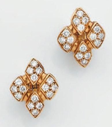 Paire de CLIPS D'OREILLES «losanges» en or jaune ajouré serti de diamants taille brillan