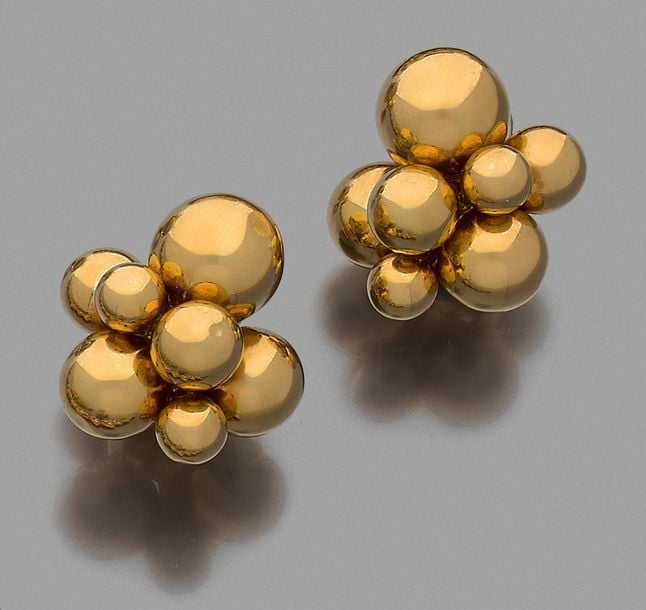 Paire de CLIPS d'OREILLES modèle «Atomo» en or jaune (750 millièmes) poli, à motifs de sept boules de tailles différente