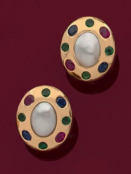 PAIRE de CLIPS D'OREILLES ovales en or jaune (750 millièmes) orné de nacre blanche entourée d'émeraudes, saphirs et rubi