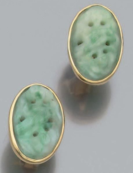 PAIRE DE CLIPS D'OREILLES ovales en or jaune serti de jade repercé et sculpté à motif d'oiseaux et feuillage