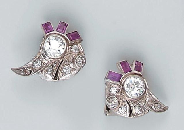 Paire de CLIPS D'OREILLES stylisés en platine ajouré serti de diamants taille ancienne, dont un au centre plus important, et de rubis taillés à degré