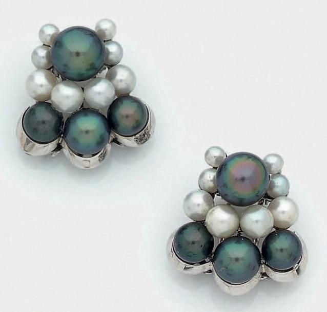PAIRE de CLIPS DE REVERS en or gris (750 millièmes) orné de perles de culture blanches et grises alternée