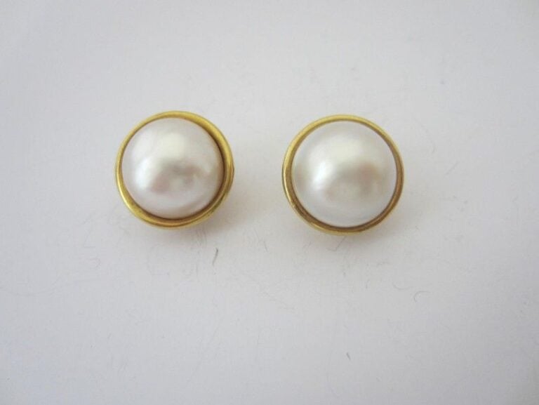 PAIRE DE CLIPS D?OREILLES circulaires en or jaune (750 millièmes) serti de perles Mabé blanche