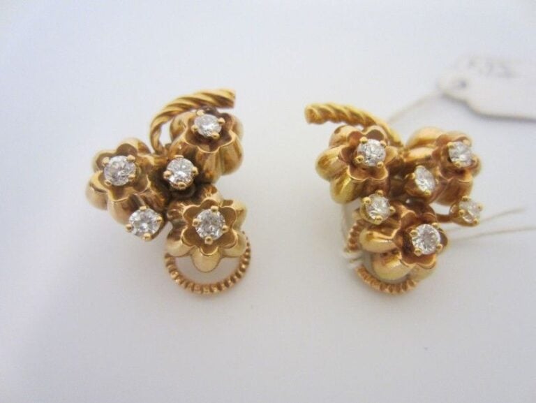 PAIRE de CLIPS D?OREILLES "trèfles" en or jaune (750 millièmes) serti de brillant