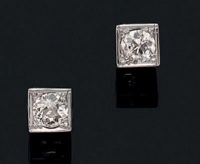 PAIRE DE CLOUS D'OREILLES carrés en or gris (750 millièmes) serti d'un diamant taille ancienn