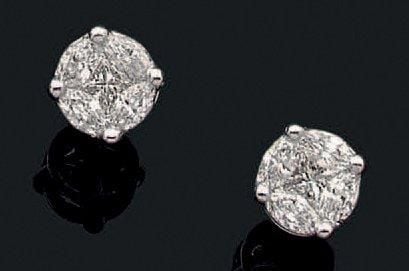 PAIRE DE CLOUS D'OREILLES circulaires en or gris (750 millièmes) serti de diamants taille princesse et navett