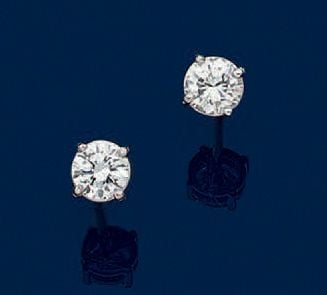 PAIRE de CLOUS D'OREILLES circulaires en or gris (750 millièmes) serti deux diamants taille brillant, pesant 0,5 carat chacun enviro